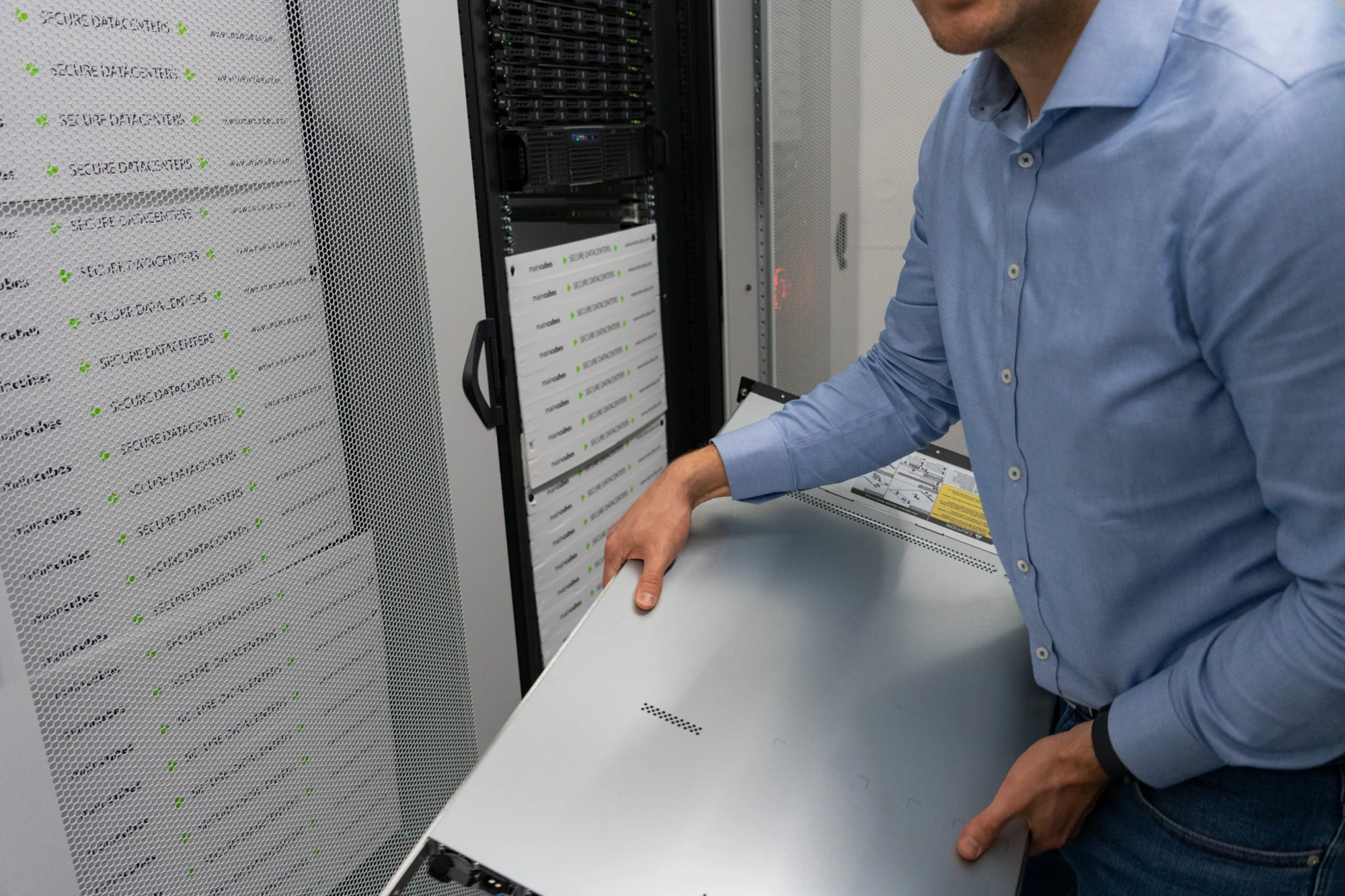 Ein Server wird zum Rack getracken